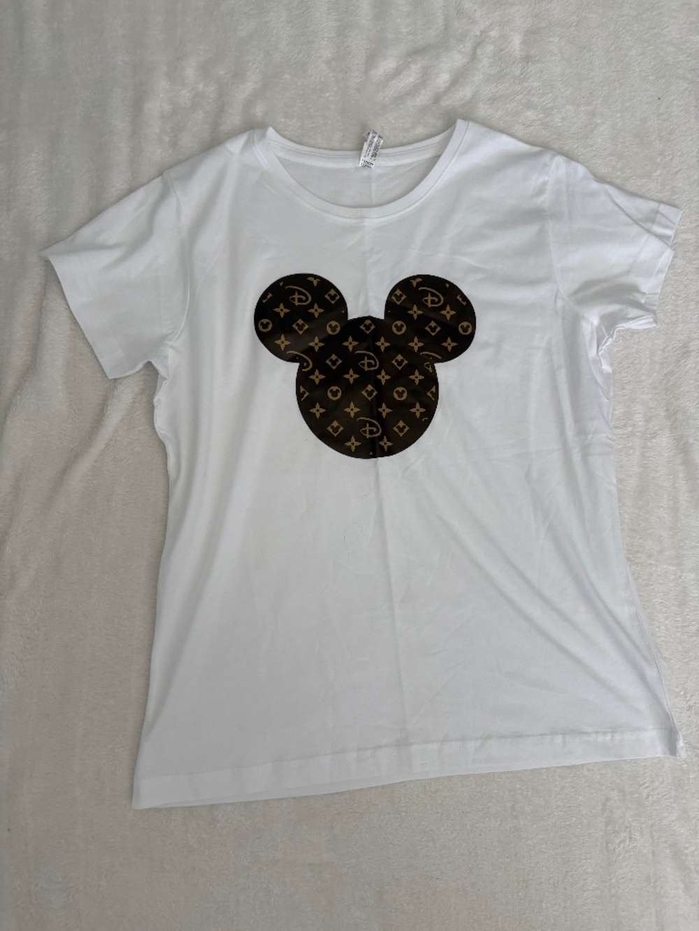 Live and tell Tee Women's L Disney Graphic Tee Short Sleeved